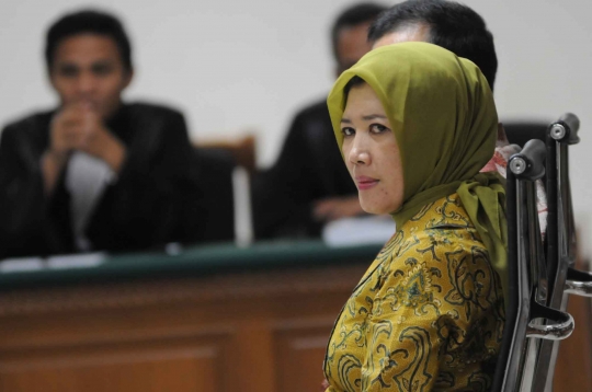 Jelang sidang tuntutan, Wali Kota Palembang & istri asyik bermesraan