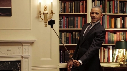 Gaya narsis Obama pakai tongsis saat 'kecanduan' selfie