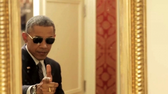 Gaya narsis Obama pakai tongsis saat 'kecanduan' selfie