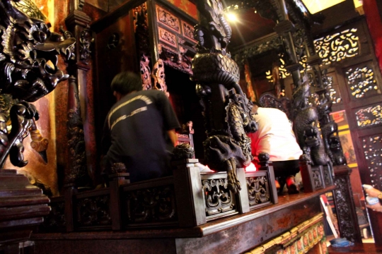 Jelang Imlek, patung dewa & altar Kelenteng Eng An Kiong dibersihkan