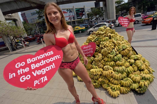 Dua aktivis AS pakai bikini promosikan makan pisang di Thailand
