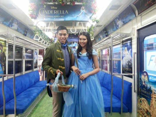 Menikmati perjalanan KRL Kota-Bogor di gerbong cantik Cinderella