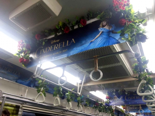 Menikmati perjalanan KRL Kota-Bogor di gerbong cantik Cinderella