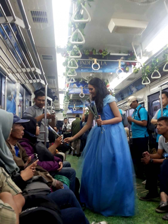 Menikmati perjalanan KRL Kota-Bogor di gerbong cantik Cinderella