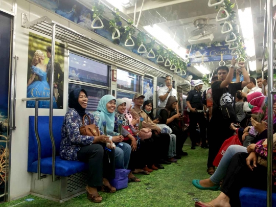 Menikmati perjalanan KRL Kota-Bogor di gerbong cantik Cinderella