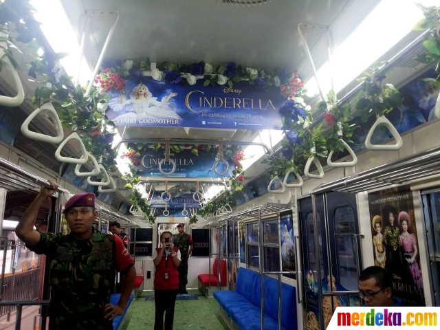 Foto : Menikmati perjalanan KRL Kota-Bogor di gerbong 