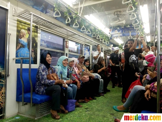 Foto : Menikmati perjalanan KRL Kota-Bogor di gerbong 