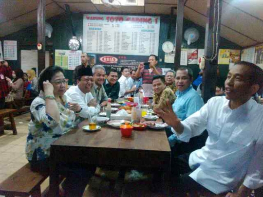 Suasana cair Jokowi dan pimpinan KIH makan bareng di Soto Gading