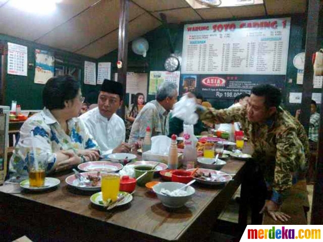 Foto : Suasana cair Jokowi dan pimpinan KIH makan bareng 