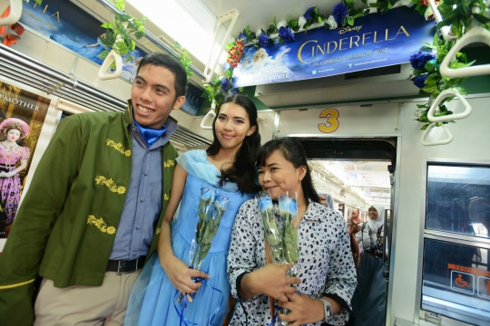 Hari Valentine, Cinderella bagikan mawar ke penumpang KRL