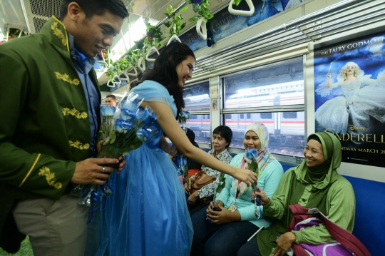 Hari Valentine, Cinderella bagikan mawar ke penumpang KRL