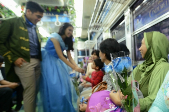 Hari Valentine, Cinderella bagikan mawar ke penumpang KRL