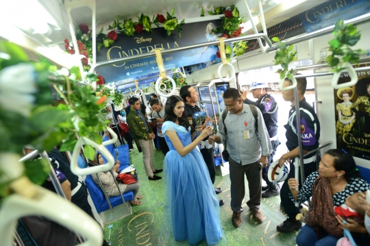 Hari Valentine, Cinderella bagikan mawar ke penumpang KRL