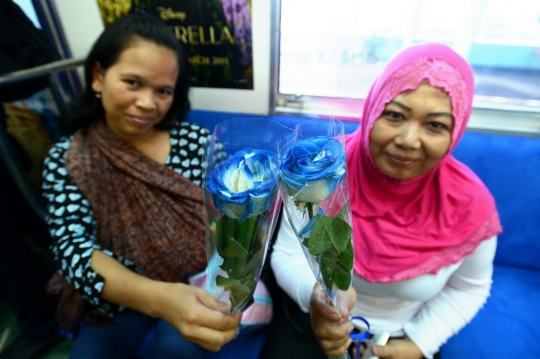 Hari Valentine, Cinderella bagikan mawar ke penumpang KRL