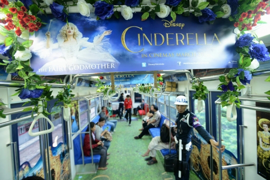 Hari Valentine, Cinderella bagikan mawar ke penumpang KRL