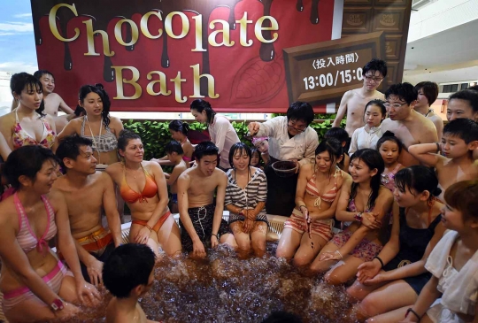 Sensasi mandi cokelat bersama orang terkasih saat Hari Valentine