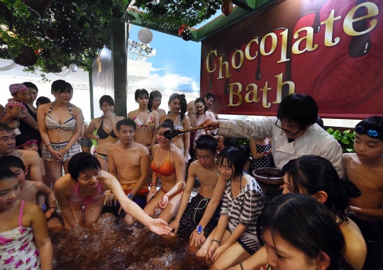 Sensasi mandi cokelat bersama orang terkasih saat Hari Valentine