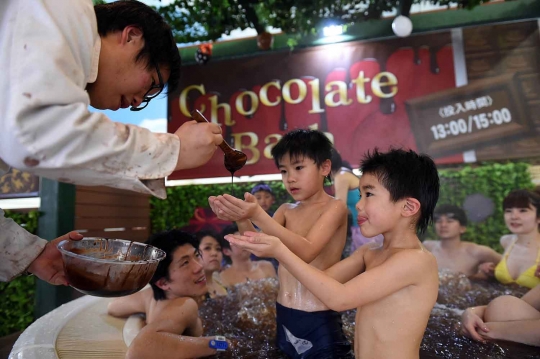 Sensasi mandi cokelat bersama orang terkasih saat Hari Valentine