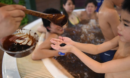 Sensasi mandi cokelat bersama orang terkasih saat Hari Valentine