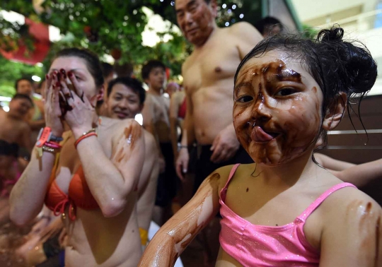 Sensasi mandi cokelat bersama orang terkasih saat Hari Valentine