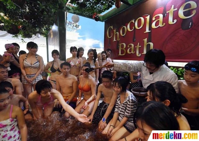 Foto : Sensasi mandi cokelat bersama orang terkasih saat 