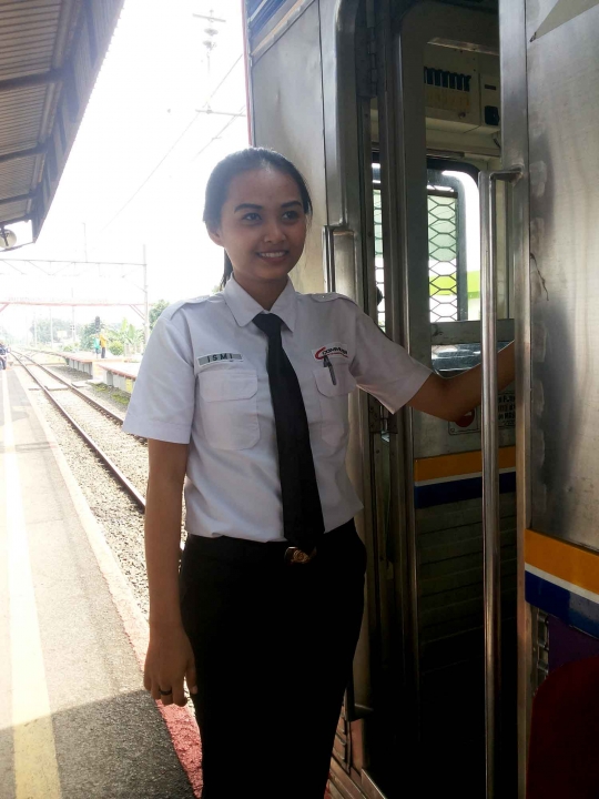 Ini petugas cantik 'pemanis' Commuter Line