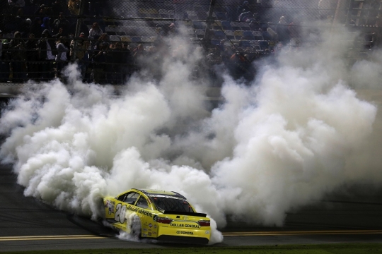 Aksi burnout panaskan momen finis balap NASCAR di Daytona