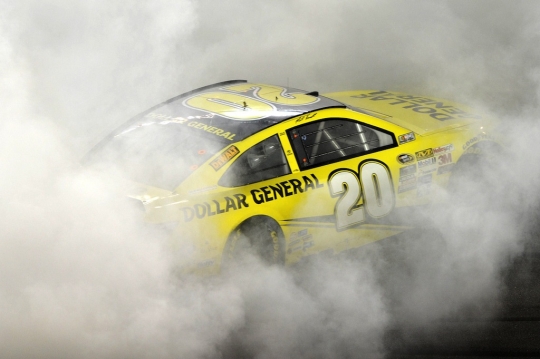 Aksi burnout panaskan momen finis balap NASCAR di Daytona