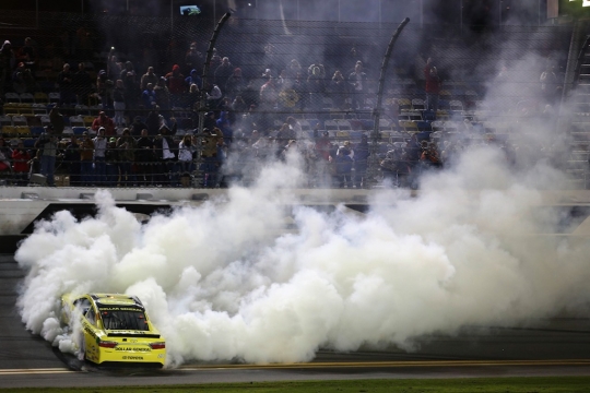 Aksi burnout panaskan momen finis balap NASCAR di Daytona