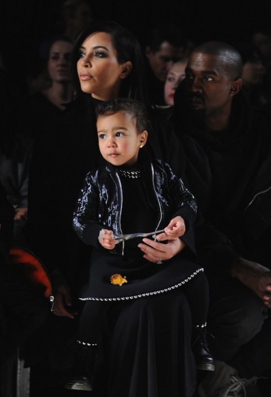 Keakraban Kim dan Kanye ajak buah hatinya nonton fashion show