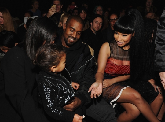 Keakraban Kim dan Kanye ajak buah hatinya nonton fashion show