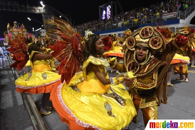 Foto : Parade penari berkostum unik hiasi Karnaval Sao 