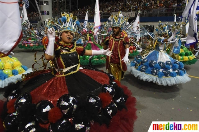 Foto : Parade penari berkostum unik hiasi Karnaval Sao 