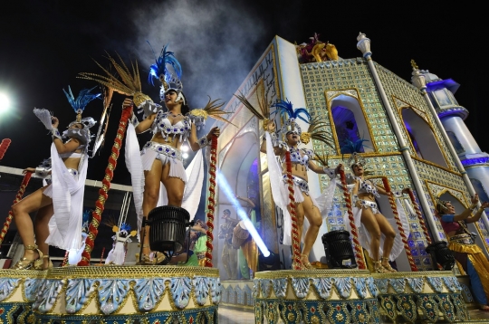 Goyang erotis para penari samba di Karnaval Sao Paulo 2015