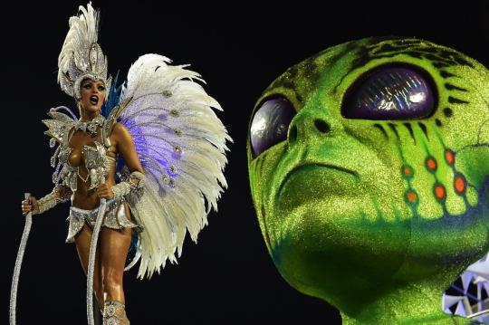Goyang erotis para penari samba di Karnaval Sao Paulo 2015
