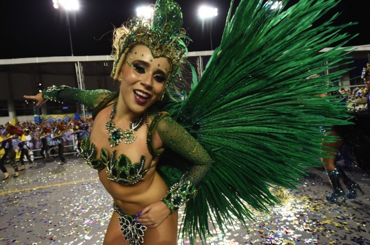 Goyang erotis para penari samba di Karnaval Sao Paulo 2015