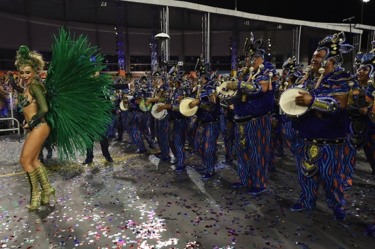 Goyang erotis para penari samba di Karnaval Sao Paulo 2015