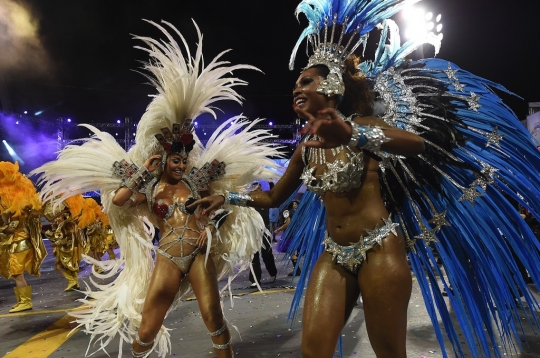 Goyang erotis para penari samba di Karnaval Sao Paulo 2015