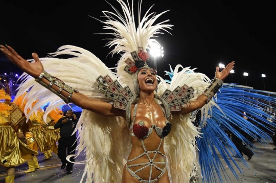 Goyang erotis para penari samba di Karnaval Sao Paulo 2015
