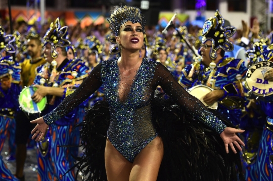 Goyang erotis para penari samba di Karnaval Sao Paulo 2015