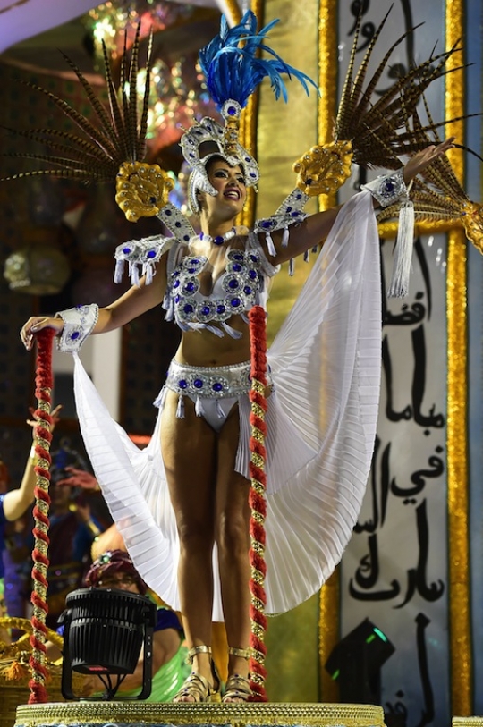 Goyang erotis para penari samba di Karnaval Sao Paulo 2015