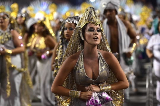 Goyang erotis para penari samba di Karnaval Sao Paulo 2015