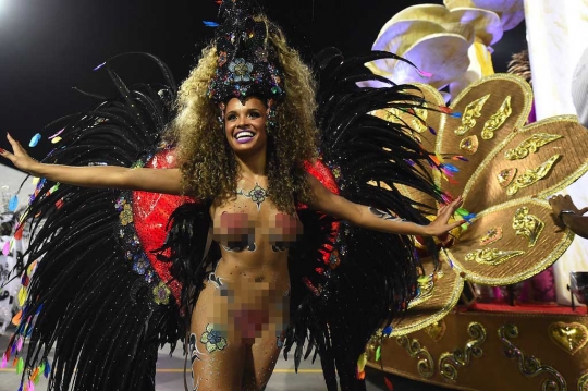 Goyang erotis para penari samba di Karnaval Sao Paulo 2015