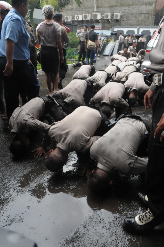 Rayakan kemenangan BG, polisi rela sujud syukur di jalanan becek