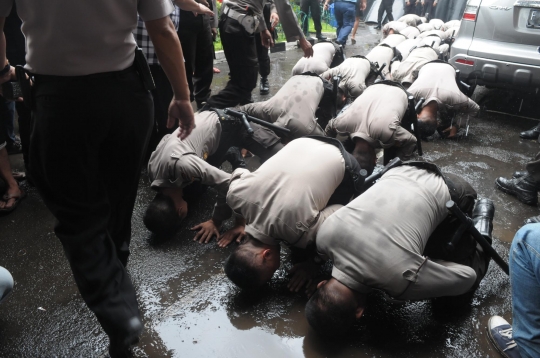 Rayakan kemenangan BG, polisi rela sujud syukur di jalanan becek