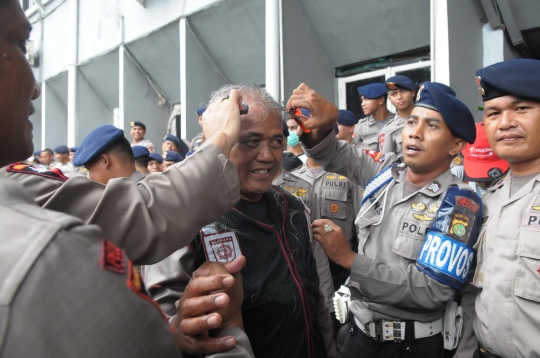 Rayakan kemenangan BG, polisi rela sujud syukur di jalanan becek