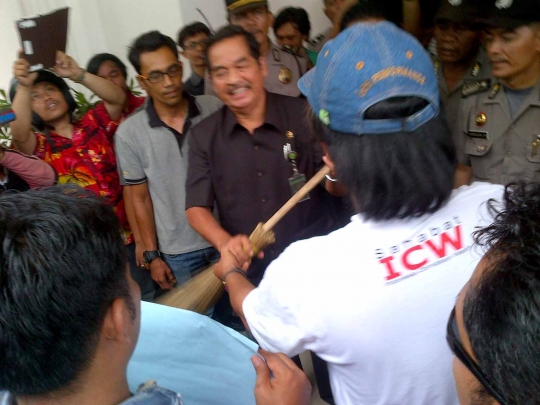 Kecam putusan praperadilan BG, aktivis Medan beri sapu ke pengadilan
