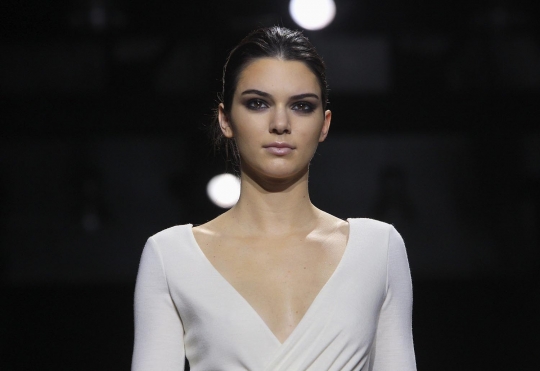 Pesona Kendall Jenner berlenggang di catwalk New York Fashion Week