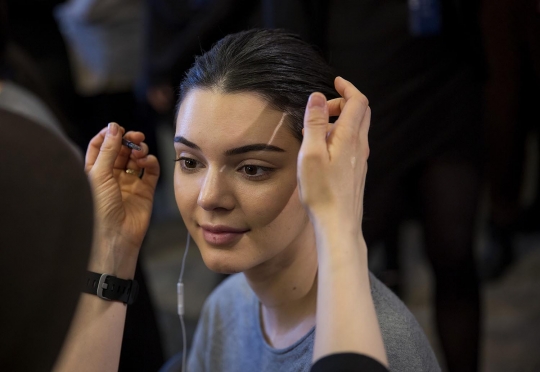 Pesona Kendall Jenner berlenggang di catwalk New York Fashion Week