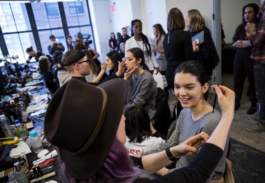 Pesona Kendall Jenner berlenggang di catwalk New York Fashion Week